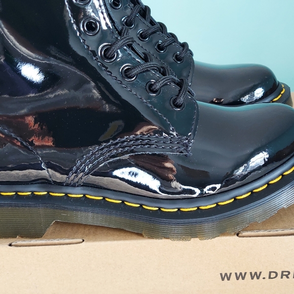 Dr. Martens Black Patent Leather Lace-Up Ankle Boots Women's Size 6 Brand New - Picture 7 of 16